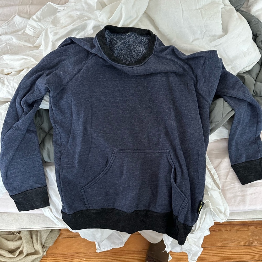 Organic climbing crew neck with front pocket. Size M